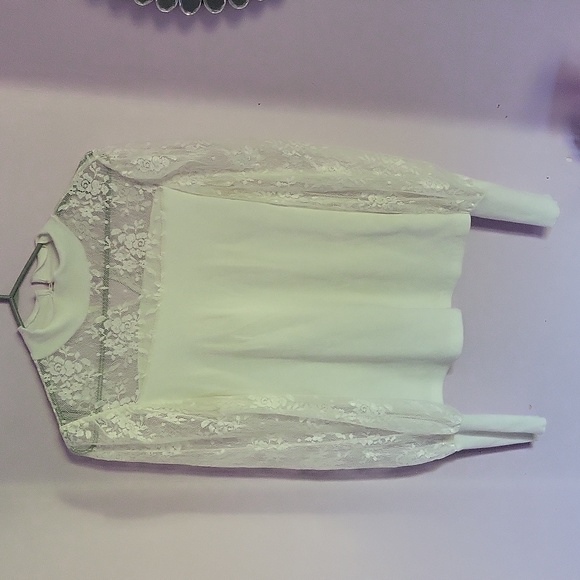 White lace top - Picture 2 of 3